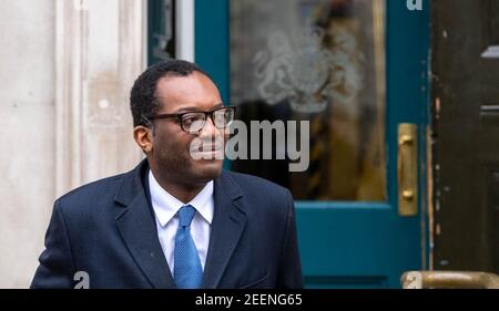 Londra, Regno Unito. 16 Feb 2021. Kwasi Kwarteng, Segretario di Stato presso il Dipartimento di Affari, energia e strategia industriale lasciando un incontro presso l'ufficio del Gabinetto Credit: Ian Davidson/Alamy Live News Foto Stock