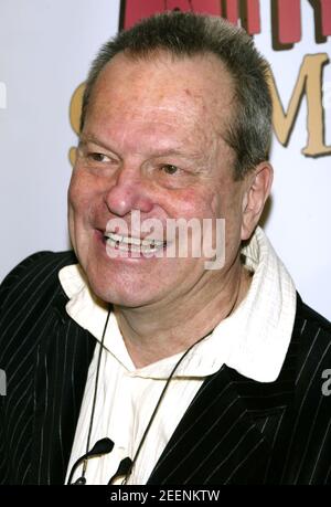 NEW YORK, NY- MARZO 17: Terry Gilliam arriva per la festa notturna di apertura dello Spamalot di Monty Python, che si è tenuto a Roseland il 17 marzo 2005, a New York City. Credito: Joseph Marzullo/MediaPunch Foto Stock