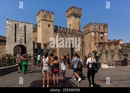 Sirmione è una piccola gemma sulla cima di una penisola nello splendido lago di Garda, nel Nord Italia. Foto Stock
