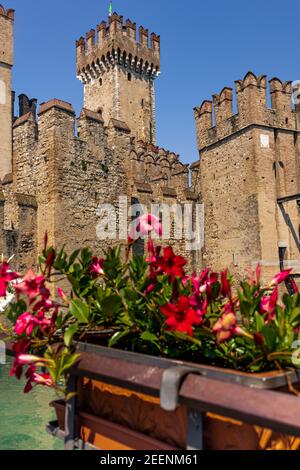 Sirmione è una piccola gemma sulla cima di una penisola nello splendido lago di Garda, nel Nord Italia. Foto Stock