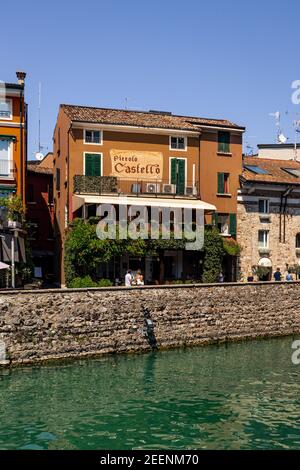 Sirmione è una piccola gemma sulla cima di una penisola nello splendido lago di Garda, nel Nord Italia. Foto Stock