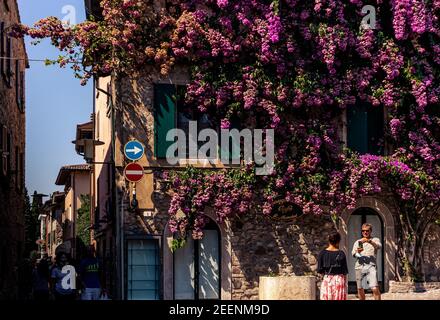 Sirmione è una piccola gemma sulla cima di una penisola nello splendido lago di Garda, nel Nord Italia. Foto Stock