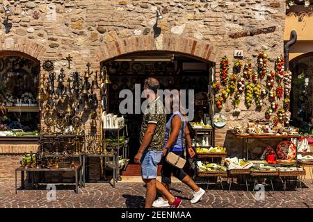 Sirmione è una piccola gemma sulla cima di una penisola nello splendido lago di Garda, nel Nord Italia. Foto Stock