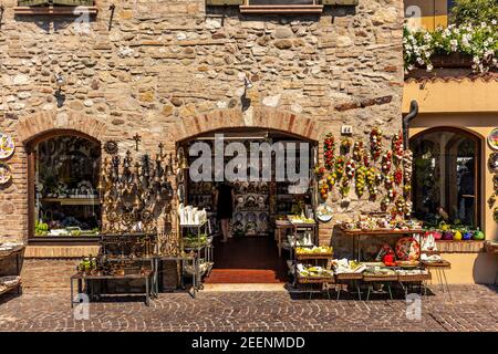 Sirmione è una piccola gemma sulla cima di una penisola nello splendido lago di Garda, nel Nord Italia. Foto Stock