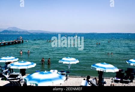 Sirmione è una piccola gemma sulla cima di una penisola nello splendido lago di Garda, nel Nord Italia. Foto Stock