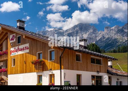 Le Dolomiti. Dalle escursioni a piedi e in bicicletta alle arrampicate in montagna, al parapendio e al deltaplano è impossibile annoiarsi. Foto Stock