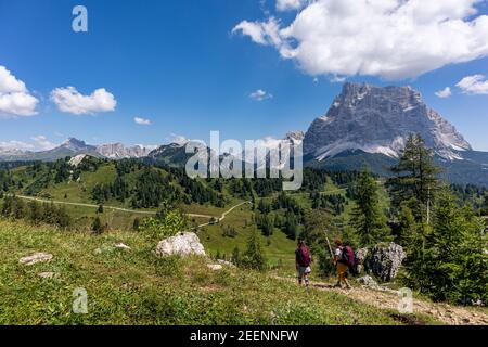 Le Dolomiti. Dalle escursioni a piedi e in bicicletta alle arrampicate in montagna, al parapendio e al deltaplano è impossibile annoiarsi. Foto Stock