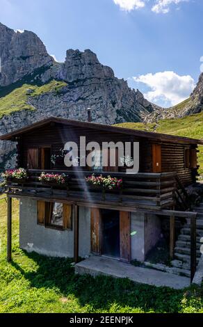 Le Dolomiti. Dalle escursioni a piedi e in bicicletta alle arrampicate in montagna, al parapendio e al deltaplano è impossibile annoiarsi. Foto Stock