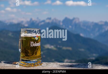 Le Dolomiti. Dalle escursioni a piedi e in bicicletta alle arrampicate in montagna, al parapendio e al deltaplano è impossibile annoiarsi. Foto Stock
