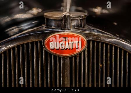 Londra, Regno Unito. 16 Feb 2021. Anteprima di Legend of the Road sale con un 1937 Bugatti tipo 57S (nella foto - stima £5,000,000-7,000,000), una delle auto a motore più pregevoli e desiderabili del mondo prima della guerra, che è stato nascosto per gli ultimi 50 anni a Bonhams New Bond. Offerto per la prima volta all'asta, il tesoro riscoperto porterà una vendita il 19 febbraio 2021. Di proprietà di artisti del calibro di Sir Malcolm Campbell, della fama mondiale di ‘Bluebird 'terra e velocità d'acqua, sono stati prodotti solo 42 esempi delle varianti 57S ed è stata l'auto da strada più veloce del suo tempo. Questo esempio speciale - n Foto Stock
