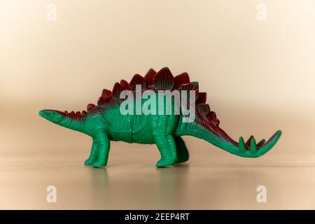 Giocattolo di gomma da dinosauro su un tavolo di legno Foto Stock