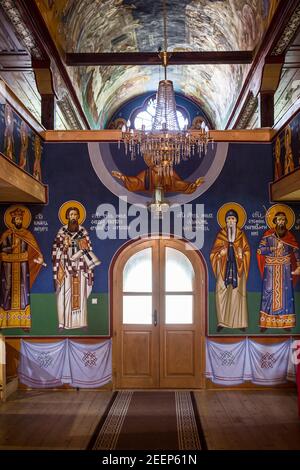 Serbia, Vlasotince, febbraio 2021 icone tradizionali in un tempio ortodosso orientale, la chiesa Foto Stock