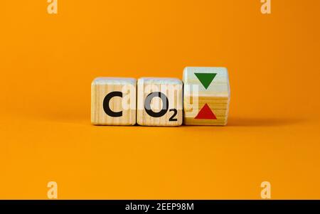 Simbolo modifiche CO2. Concetto 'CO2' sui cubi su un bel tavolo arancione, sfondo arancione. Concetto di cambiamenti aziendali e CO2. Spazio di copia. Foto Stock