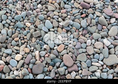 primo piano di pietre e ciottoli su una spiaggia Foto Stock