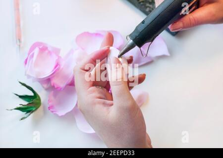 Fiori artificiali di rosa dalla schiuma, laboratorio di magistrale di foamiran passo-passo, guida artigianale, Foto Stock