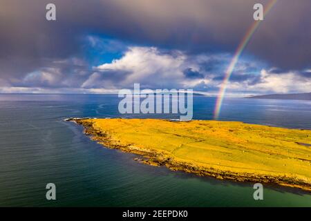 Veduta aerea di un arcobaleno sopra l'Oceano Atlantico e di Inishkeel di Portnoo a Donegal - Irlanda. Foto Stock