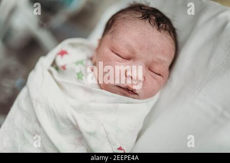 Vista angolare laterale del neonato minuti dopo la nascita Foto Stock