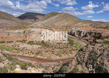 Fiume che scorre nella Quebrada de Humahuaca, stretta valle di montagna situata nella provincia di Jujuy nel nord-ovest Argentina Foto Stock