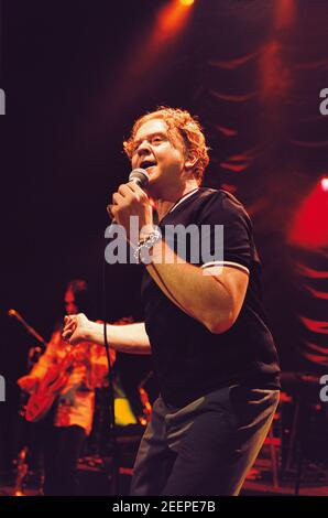 Simply Red in concerto al Shepherds Bush Empire di Londra, Regno Unito. 27 febbraio 2003 Foto Stock