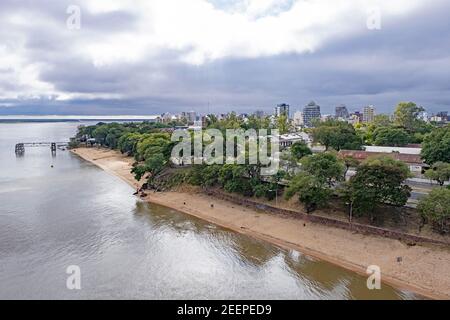 Vista sulla città Corrientes visto dal ponte sul Rio Paraná / Parana fiume, Corrientes Provincia, Argentina Foto Stock