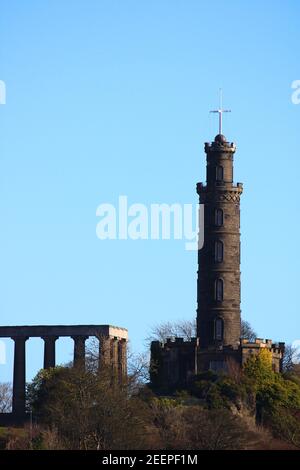 Monumento Nelson e Monumento Nazionale della Scozia in cima Calton Hill Foto Stock