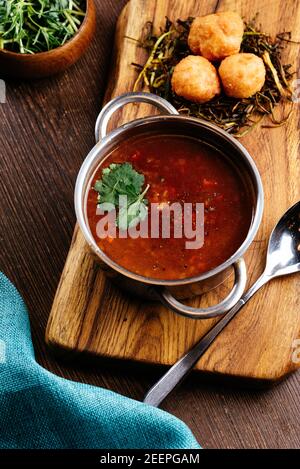 Carne di manzo stufata con patate, carote e spezie (goulash ungherese). Foto Stock