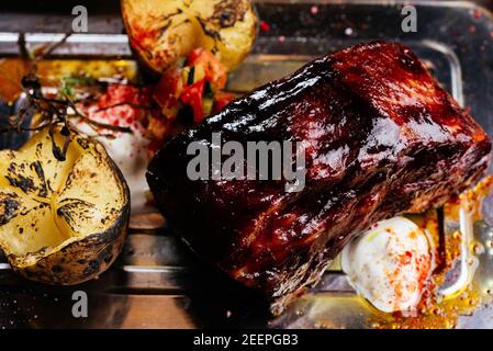 Bistecca alla griglia su ardesia che serve piatto con erbe vegetali e. spezie Foto Stock