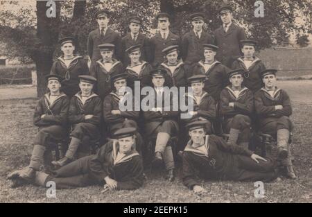 Vintage 1923 cartolina fotografica che mostra un gruppo di marinai britannici di S.M.S.Pembroke. Foto Stock