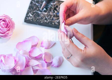 Fiori artificiali di rosa dalla schiuma, laboratorio di magistrale di foamiran passo-passo, guida artigianale, Foto Stock