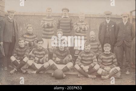 Cartolina fotografica d'epoca degli inizi del XX secolo che mostra una squadra di calcio maschile. Foto Stock