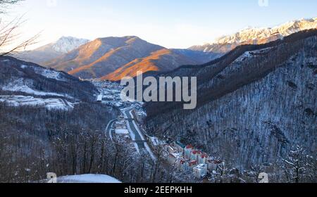 Montagne invernali e la città Foto Stock