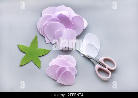 Fiori artificiali di rosa dalla schiuma, laboratorio di magistrale di foamiran passo-passo, guida artigianale, Foto Stock