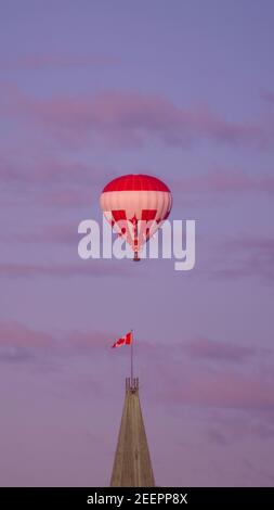 Bandiera canadese, mongolfiera Maple Leaf sopra il Parlamento, Peace Tower, Ottawa, Ontario, Canada Foto Stock