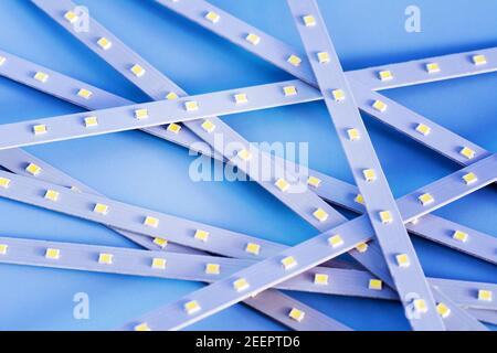 Striscia di LED gialla su sfondo blu. Pezzo di ricambio per lampada di riparazione o latern. Nastro diodo Foto Stock