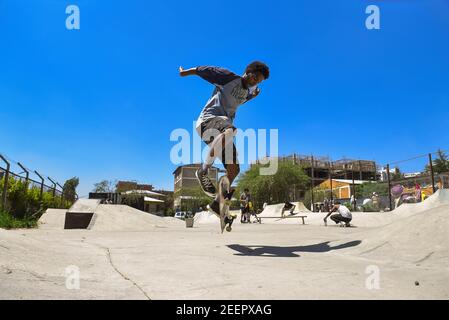 Addis Abeba, Etiopia. 28 Ott 2020. Un giovane giocatore fa i trucchi di pattinaggio ad Addis Skate Park ad Addis Abeba, Etiopia, il 28 ottobre 2020. PER ANDARE CON 'Feature: Skateboard cresce in popolarità in Etiopia' Credit: Michael Tewelde/Xinhua/Alamy Live News Foto Stock