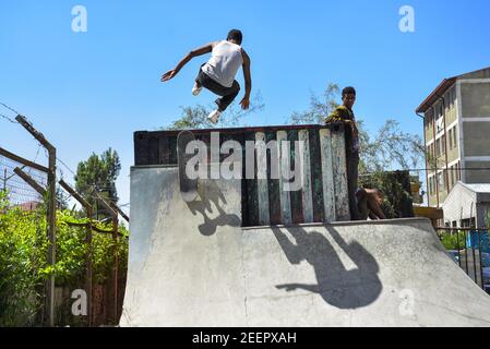 Addis Abeba, Etiopia. 28 Ott 2020. Un giovane giocatore fa i trucchi di pattinaggio ad Addis Skate Park ad Addis Abeba, Etiopia, il 28 ottobre 2020. PER ANDARE CON 'Feature: Skateboard cresce in popolarità in Etiopia' Credit: Michael Tewelde/Xinhua/Alamy Live News Foto Stock