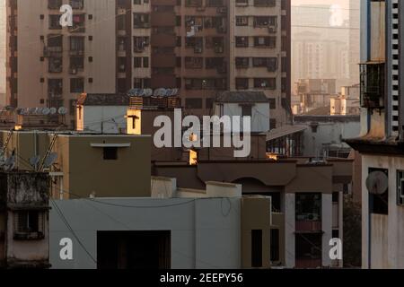 Mumbai, Maharashtra, India - Gennaio 2021: Luce che colpisce i tetti degli edifici nel sobborgo di Kandivali nella città di Mumbai. Foto Stock