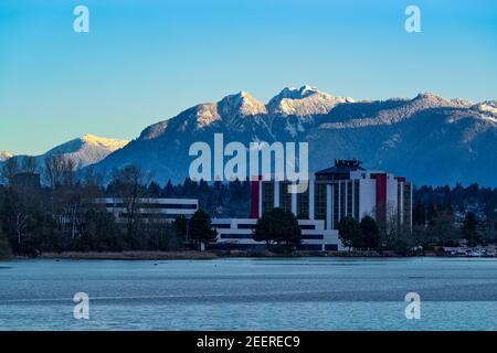 Crown Mountain, North Shore Mountains da Richmond, British Columbia, Canada Foto Stock