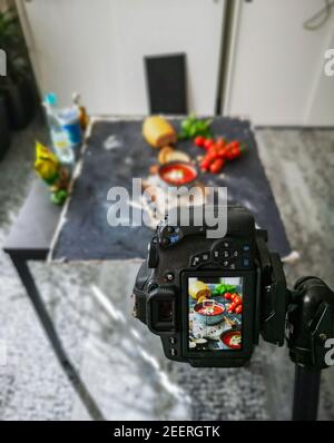 Coullise di fotografia di prodotti culinari con fotocamera su treppiede Foto Stock