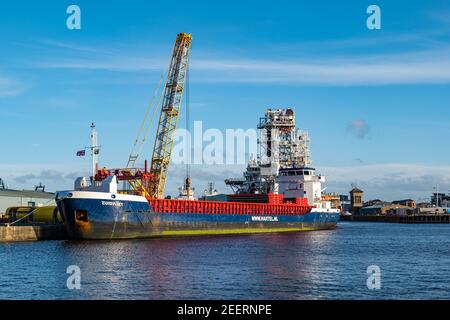 Nave da carico olandese Zuidvliet, Hartel Netherlands compagnia di trasporto che scarica al molo, porto di Leith, Edimburgo, Scozia, Regno Unito Foto Stock