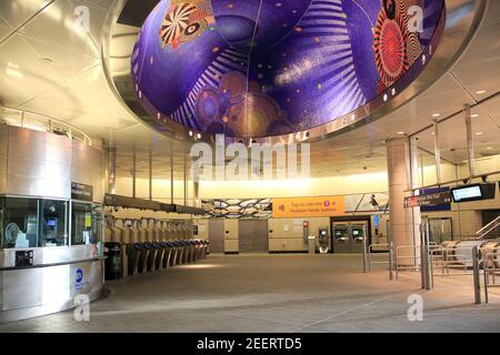 34th Street Hudson Yards stazione della metropolitana vuota durante il Covid 19, coronavirus pandemic lockdown, e vista dell'artista Xenobia Bailey vibrazioni funktional mosaico tessere mosaico tessere cupola del soffitto arte Manhattan, New York City, New York, USA giugno 2020 Foto Stock