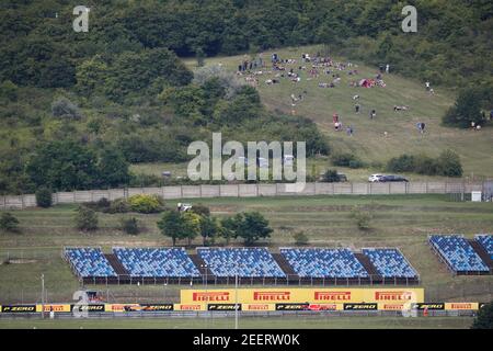 Spettatori, tifosi fuori pista, pista, e tribune vuote, gradini, durante la Formula 1 Aramco Magyar Nagydij 2020, Gran Premio d'Ungheria dal 17 al 19 luglio 2020 sull'Hungaroring, a Budapest, Ungheria - Foto Antonin Vincent / DPPI Foto Stock