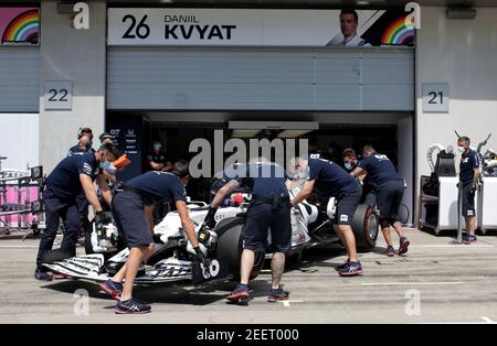 26 KVYAT Daniil (rus), Scuderia AlphaTauri Honda AT01, garage, box durante la Formula 1 Rolex Grosser Preis von Osterreich 2020, Gran Premio d'Austria dal 02 al 05 luglio 2020 sul Red Bull Ring, a Spielberg, Austria - Photo Pool F1/ DPPI Foto Stock