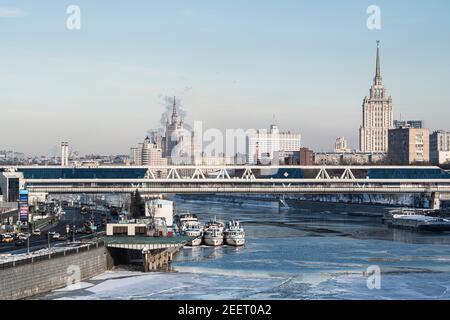 Mosca, Russia - Febbraio 2021: Paesaggio urbano della città di Mosca, ponti, fiumi di Mosca, edifici del governo della Federazione Russa e grattacieli. Freddo giorno d'inverno. Foto di alta qualità Foto Stock