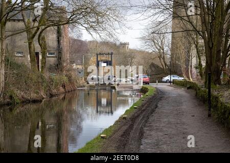 Una vista della ghigliottina Lock 24E sul canale stretto di Huddersfield, Slaithwaite, West Yorkshire, Regno Unito Foto Stock