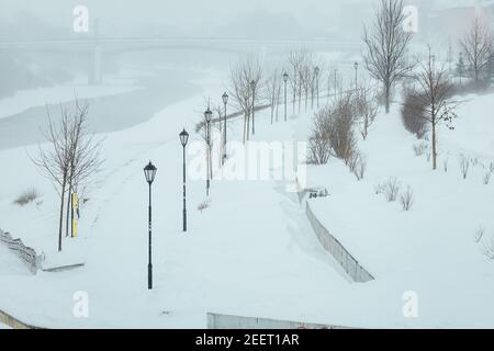 nel parco c'erano profonde nevicate, un ciclone forte ha colpito la città e in inverno c'era molta neve Foto Stock