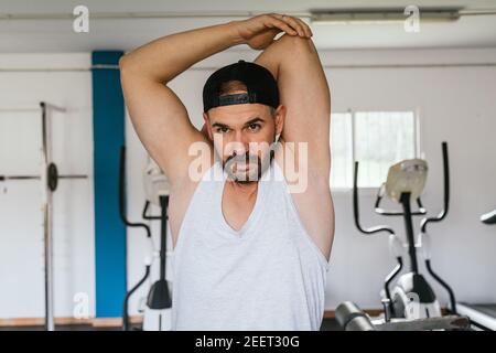 Uomo che stretching in palestra. Concetto di salute Foto Stock