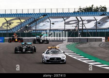 Safety car davanti a 44 HAMILTON Lewis (gbr), Mercedes AMG F1 GP W11 Hybrid EQ Power+, in azione durante la Formula 1 Pirelli Gran Premio di Gran Bretagna 2020, dal 31 luglio al 02 agosto 2020 sul circuito di Silverstone, a Silverstone, Regno Unito - Foto DPPI Foto Stock