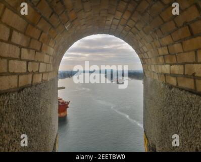 Guarda dalla finestra faro di Swinoujscie al canale del mare e. Mare in autunno nel mese di novembre Foto Stock