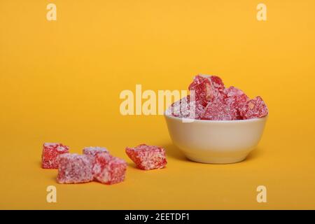 Una ciotola di rahat Lakoum isolato su sfondo giallo immagine orizzontale. Dolce concetto turco. L'immagine contiene spazio per la copia Foto Stock